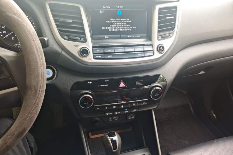 Used Hyundai Tucson 2015 1.6T Dual-Clutch Two-Wheel-Drive Leading Model Audio And AC Panel