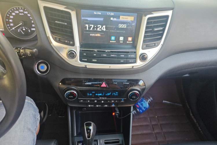 Used Hyundai Tucson 2015 1.6T Dual-Clutch Two-Wheel-Drive Smart Model Audio And AC Panel