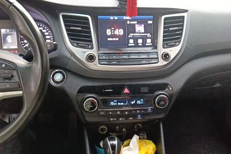 Used Hyundai Tucson 2015 1.6T Dual-Clutch Two-Wheel-Drive Smart Model Audio And AC Panel