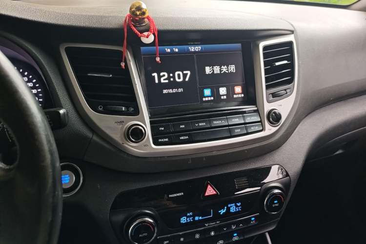 Used Hyundai Tucson 2015 1.6T Dual-Clutch Two-Wheel-Drive Smart Model Audio And AC Panel
