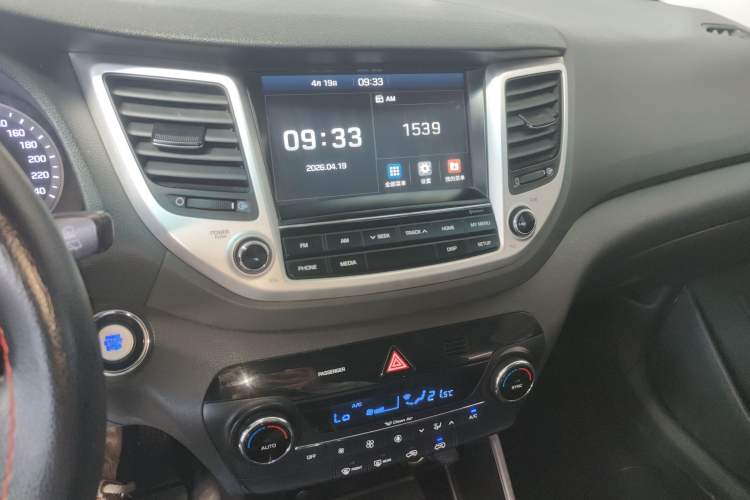 Used Hyundai Tucson 2015 1.6T Dual-Clutch Two-Wheel-Drive Smart Model Audio And AC Panel