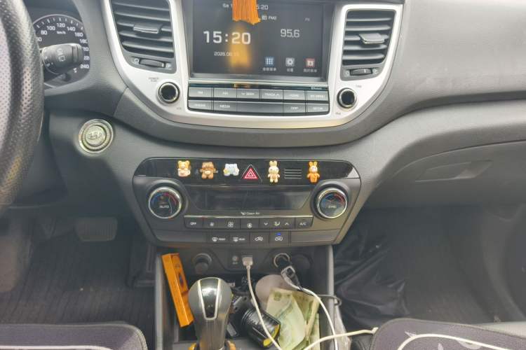 Used Hyundai Tucson 2015 1.6T Dual-Clutch Two-Wheel-Drive Smart Model Audio And AC Panel