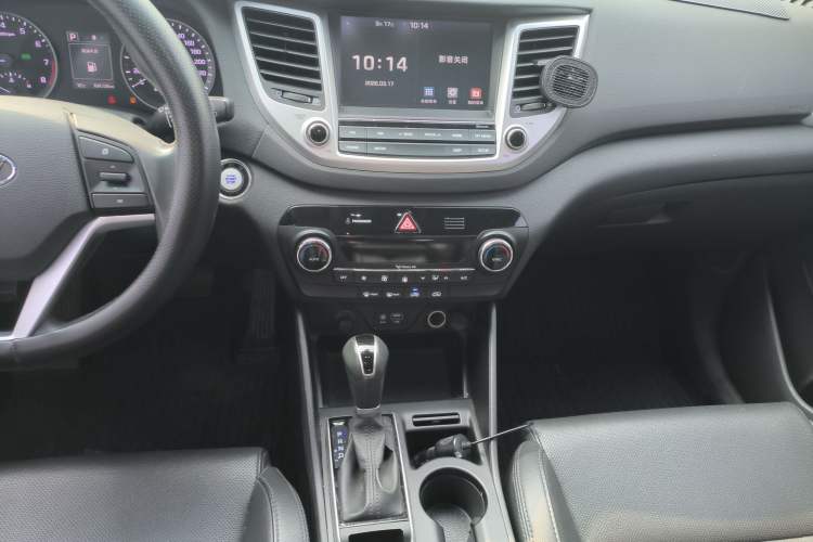 Used Hyundai Tucson 2015 1.6T Dual-Clutch Two-Wheel-Drive Leading Model Audio And AC Panel