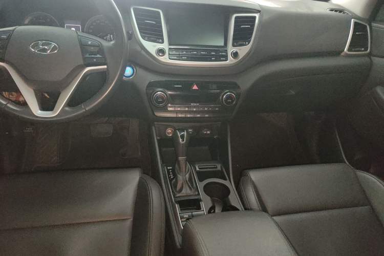 Used Hyundai Tucson 2015 1.6T Dual-Clutch Two-Wheel-Drive Smart Model Audio And AC Panel
