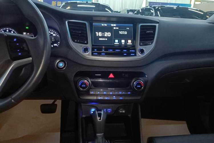 Used Hyundai Tucson 2015 1.6T Dual-Clutch Two-Wheel-Drive Smart Model Audio And AC Panel