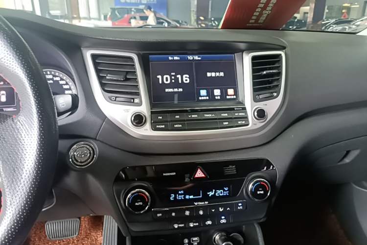 Used Hyundai Tucson 2015 1.6T Dual-Clutch Two-Wheel-Drive Leading Model Audio And AC Panel