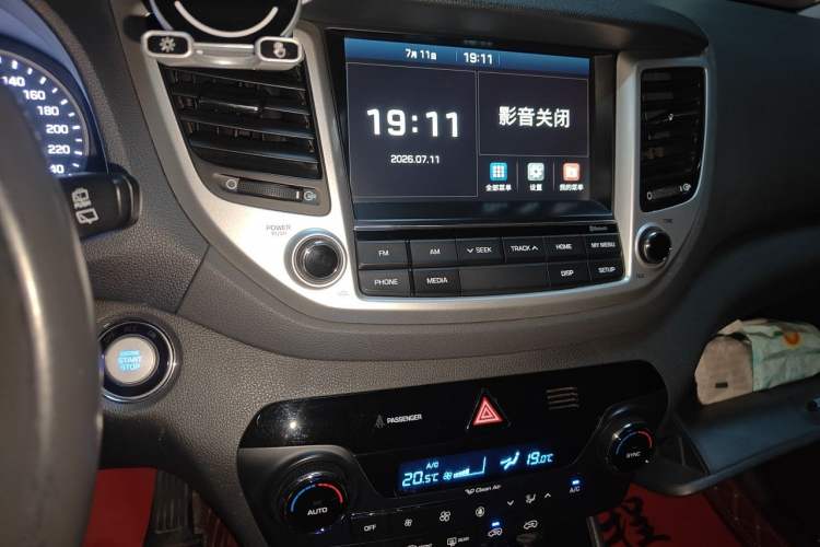 Used Hyundai Tucson 2015 1.6T Dual-Clutch Two-Wheel-Drive Smart Model Audio And AC Panel
