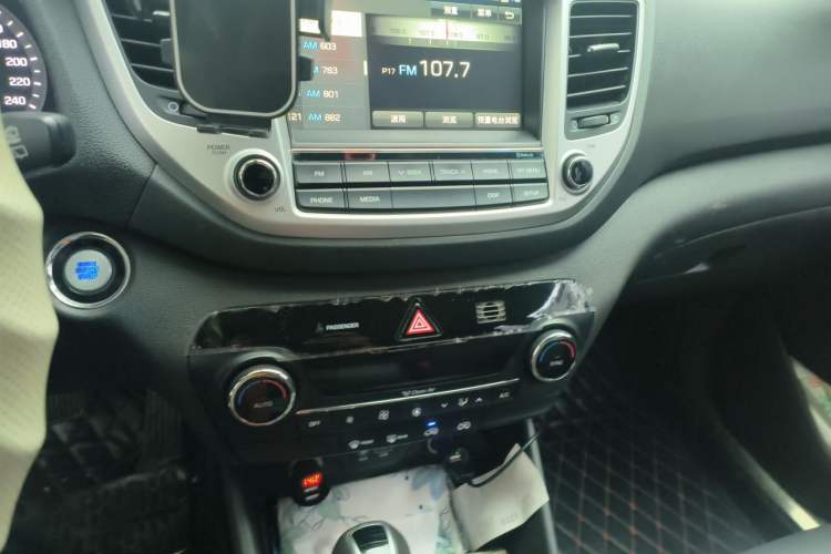 Used Hyundai Tucson 2015 1.6T Dual-Clutch Two-Wheel-Drive Smart Model Audio And AC Panel