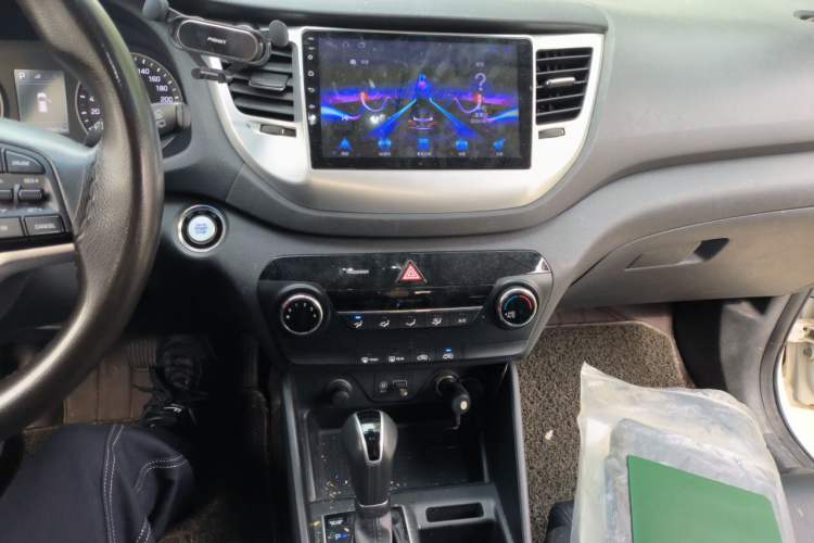 Used Hyundai Tucson 2015 2.0L Automatic Two-Wheel Drive Smart Version Audio And AC Panel