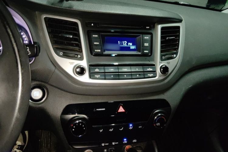 Used Hyundai Tucson 2015 2.0L Automatic Two-Wheel Drive Smart Version Audio And AC Panel
