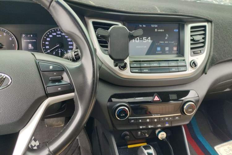Used Hyundai Tucson 2015 1.6T Dual-Clutch Two-Wheel-Drive Smart Model Audio And AC Panel