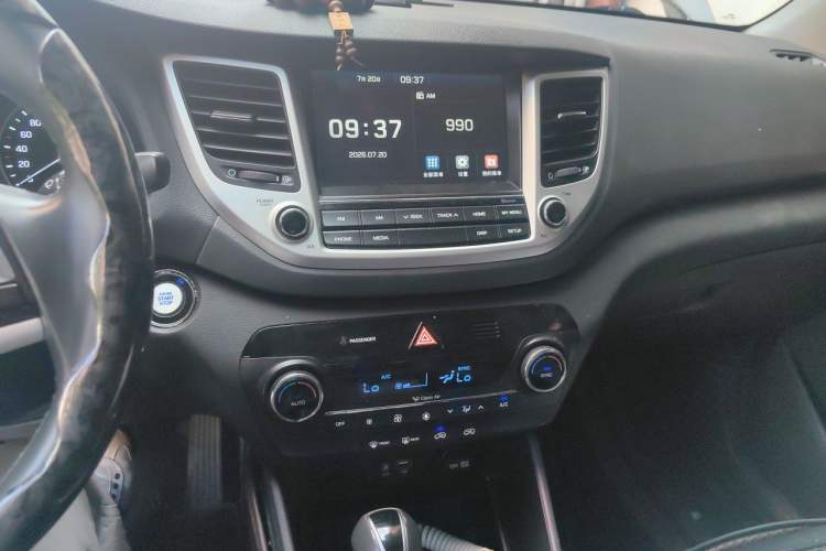 Used Hyundai Tucson 2015 1.6T Dual-Clutch Two-Wheel-Drive Smart Model Audio And AC Panel
