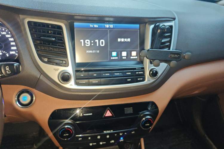 Used Hyundai Tucson 2015 1.6T Dual-Clutch Two-Wheel-Drive Smart Model Audio And AC Panel