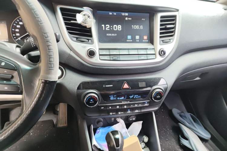 Used Hyundai Tucson 2015 1.6T Dual-Clutch Two-Wheel-Drive Smart Model Audio And AC Panel