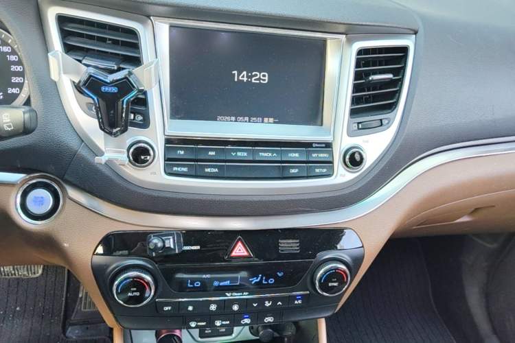 Used Hyundai Tucson 2015 1.6T Dual-Clutch Two-Wheel-Drive Smart Model Audio And AC Panel