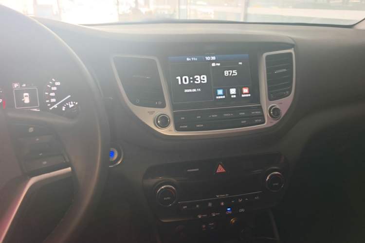 Used Hyundai Tucson 2015 1.6T Dual-Clutch Two-Wheel-Drive Smart Model Audio And AC Panel