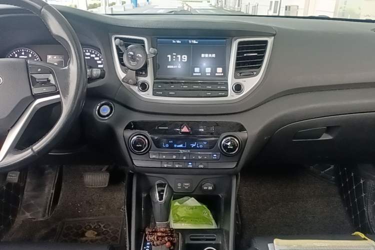 Used Hyundai Tucson 2015 1.6T Dual-Clutch Two-Wheel-Drive Smart Model Audio And AC Panel
