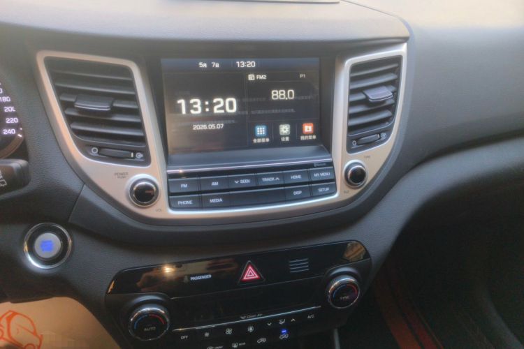 Used Hyundai Tucson 2015 1.6T Dual-Clutch Two-Wheel-Drive Leading Model Audio And AC Panel
