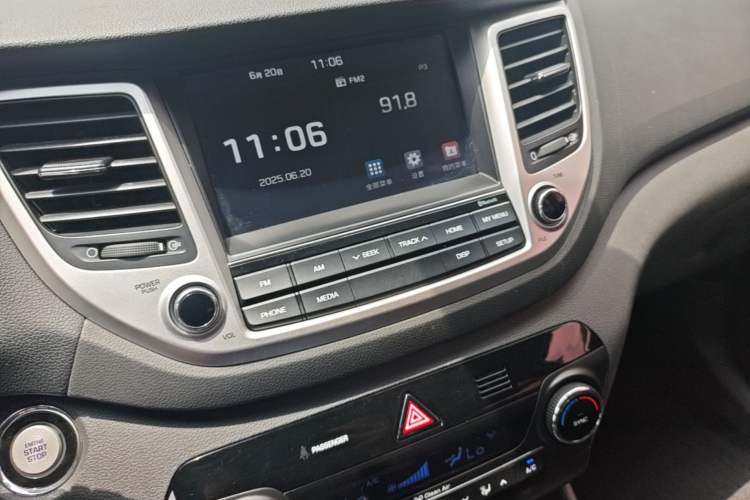 Used Hyundai Tucson 2015 1.6T Dual-Clutch Two-Wheel-Drive Smart Model Audio And AC Panel