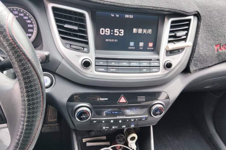 Used Hyundai Tucson 2015 1.6T Dual-Clutch Two-Wheel-Drive Leading Model Audio And AC Panel