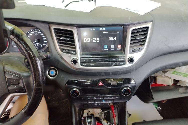 Used Hyundai Tucson 2015 1.6T Dual-Clutch Two-Wheel-Drive Smart Model Audio And AC Panel
