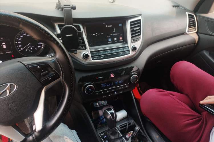 Used Hyundai Tucson 2015 1.6T Dual-Clutch Two-Wheel-Drive Smart Model Audio And AC Panel