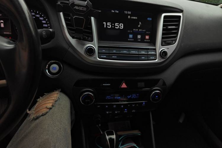 Used Hyundai Tucson 2015 1.6T Dual-Clutch Two-Wheel-Drive Smart Model Audio And AC Panel
