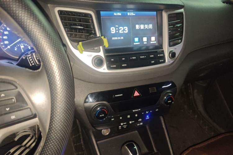 Used Hyundai Tucson 2015 1.6T Dual-Clutch Two-Wheel-Drive Smart Model Audio And AC Panel