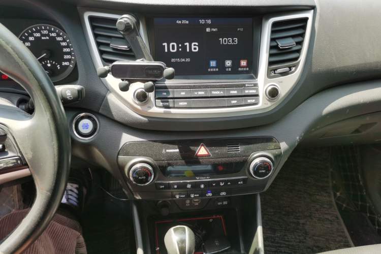 Used Hyundai Tucson 2015 1.6T Dual-Clutch Two-Wheel-Drive Smart Model Audio And AC Panel