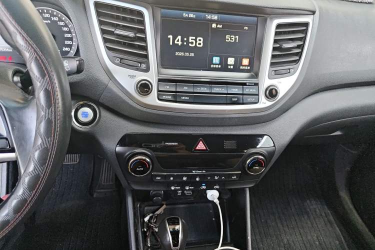 Used Hyundai Tucson 2015 1.6T Dual-Clutch Two-Wheel-Drive Smart Model Audio And AC Panel