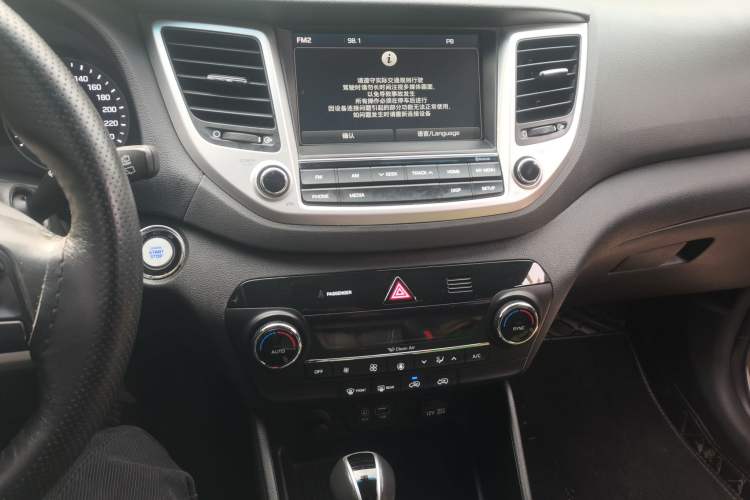 Used Hyundai Tucson 2015 1.6T Dual-Clutch Two-Wheel-Drive Smart Model Audio And AC Panel
