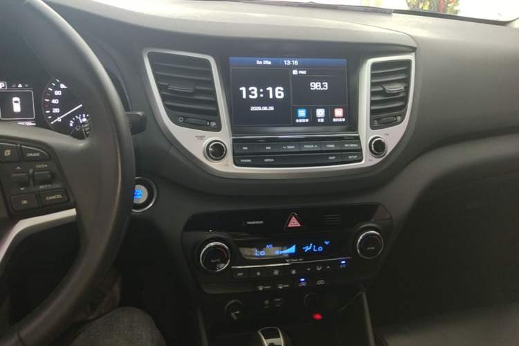 Used Hyundai Tucson 2015 1.6T Dual-Clutch Two-Wheel-Drive Smart Model Audio And AC Panel