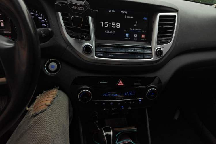 Used Hyundai Tucson 2015 1.6T Dual-Clutch Two-Wheel-Drive Smart Model Audio And AC Panel