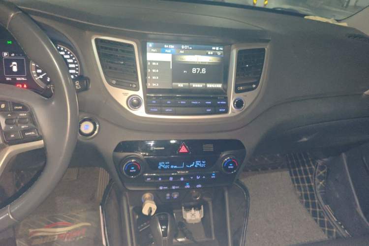 Used Hyundai Tucson 2015 1.6T Dual-Clutch Two-Wheel-Drive Smart Model Audio And AC Panel