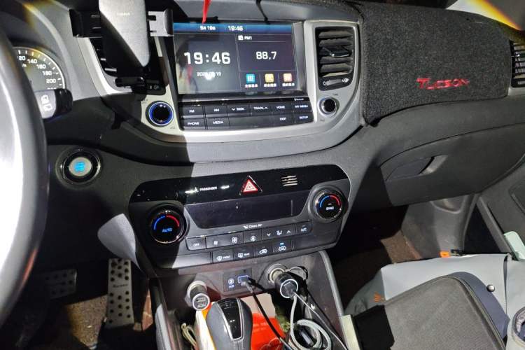 Used Hyundai Tucson 2015 1.6T Dual-Clutch Two-Wheel-Drive Leading Model Audio And AC Panel