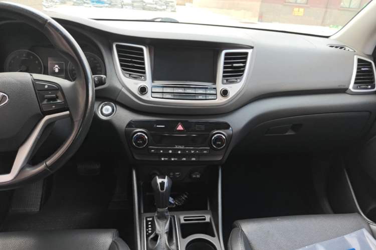 Used Hyundai Tucson 2015 1.6T Dual-Clutch Two-Wheel-Drive Smart Model Audio And AC Panel