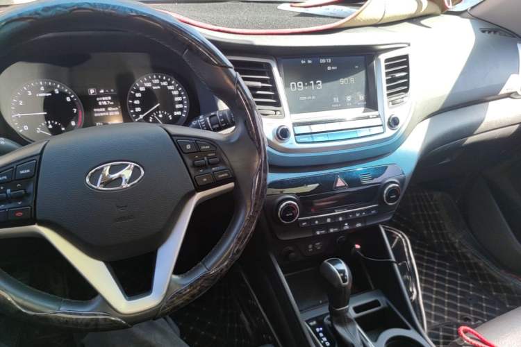 Used Hyundai Tucson 2015 1.6T Dual-Clutch Two-Wheel-Drive Smart Model Audio And AC Panel