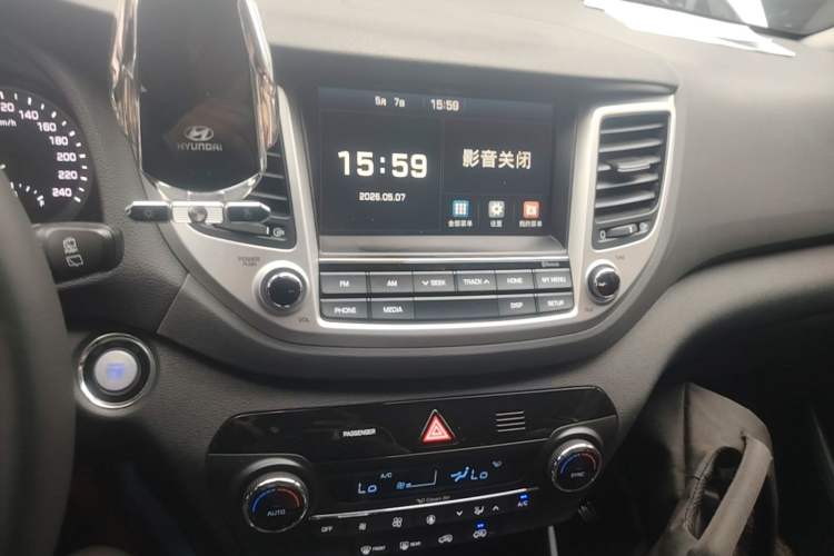 Used Hyundai Tucson 2015 1.6T Dual-Clutch Two-Wheel-Drive Smart Model Audio And AC Panel