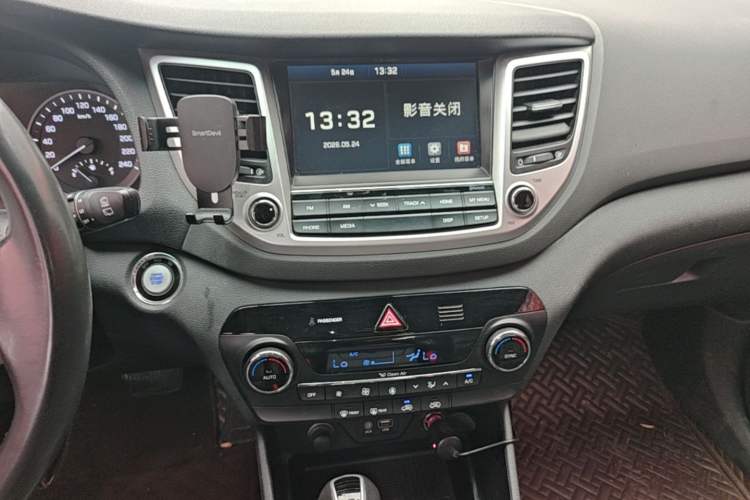 Used Hyundai Tucson 2015 1.6T Dual-Clutch Two-Wheel-Drive Smart Model Audio And AC Panel