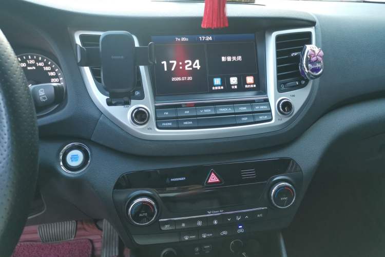 Used Hyundai Tucson 2015 1.6T Dual-Clutch Two-Wheel-Drive Leading Model Audio And AC Panel