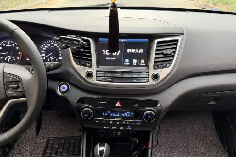 Used Hyundai Tucson 2015 1.6T Dual-Clutch Two-Wheel-Drive Smart Model Audio And AC Panel