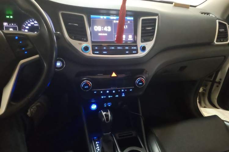 Used Hyundai Tucson 2015 1.6T Dual-Clutch Two-Wheel-Drive Smart Model Audio And AC Panel