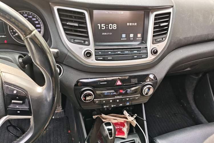 Used Hyundai Tucson 2015 1.6T Dual-Clutch Two-Wheel-Drive Smart Model Audio And AC Panel