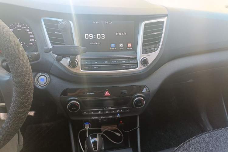 Used Hyundai Tucson 2015 1.6T Dual-Clutch Two-Wheel-Drive Smart Model Audio And AC Panel