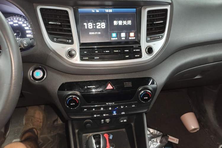 Used Hyundai Tucson 2015 1.6T Dual-Clutch Two-Wheel-Drive Smart Model Audio And AC Panel