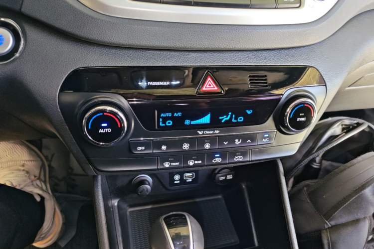 Used Hyundai Tucson 2015 1.6T Dual-Clutch Two-Wheel-Drive Smart Model Audio And AC Panel