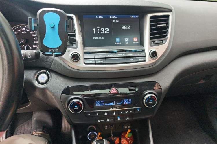 Used Hyundai Tucson 2015 1.6T Dual-Clutch Two-Wheel-Drive Smart Model Audio And AC Panel