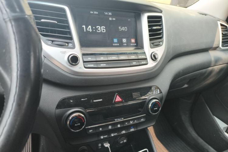 Used Hyundai Tucson 2015 1.6T Dual-Clutch Two-Wheel-Drive Smart Model Audio And AC Panel