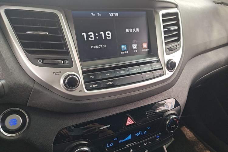 Used Hyundai Tucson 2015 1.6T Dual-Clutch Two-Wheel-Drive Smart Model Audio And AC Panel