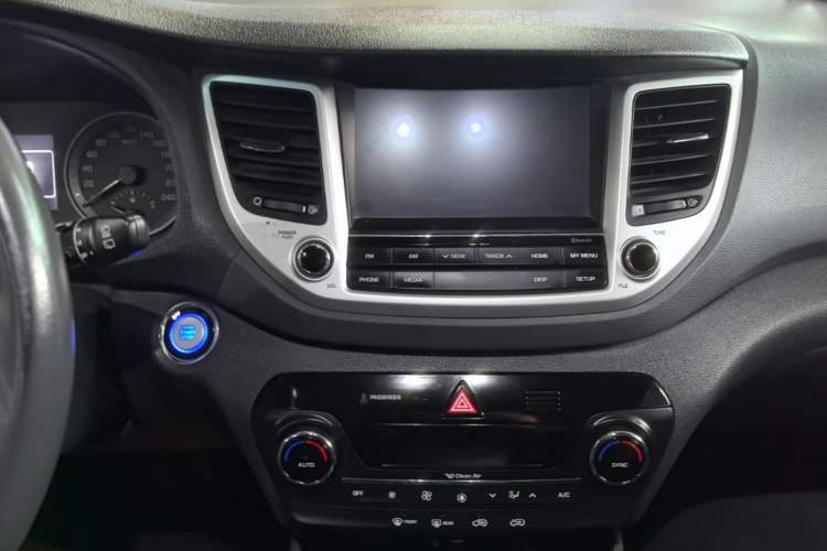 Used Hyundai Tucson 2015 1.6T Dual-Clutch Two-Wheel-Drive Leading Model Audio And AC Panel